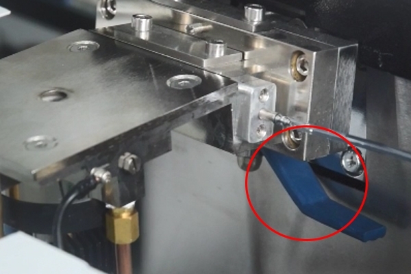 清洗透鏡拿出來前，一定要關(guān)閉球閥，否則造成真空倒吸