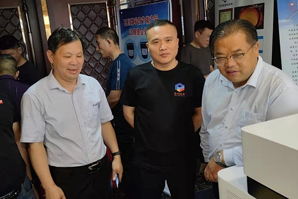 溧陽鑄協(xié)吳秘書長（右一）了解我司產品