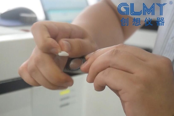 無水乙醇+高級(jí)脫脂棉清洗透鏡