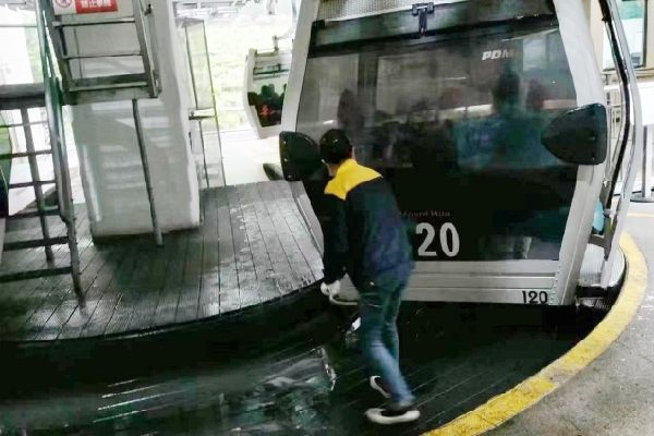 索道的美景蒙上白霧，工作人員不斷清理